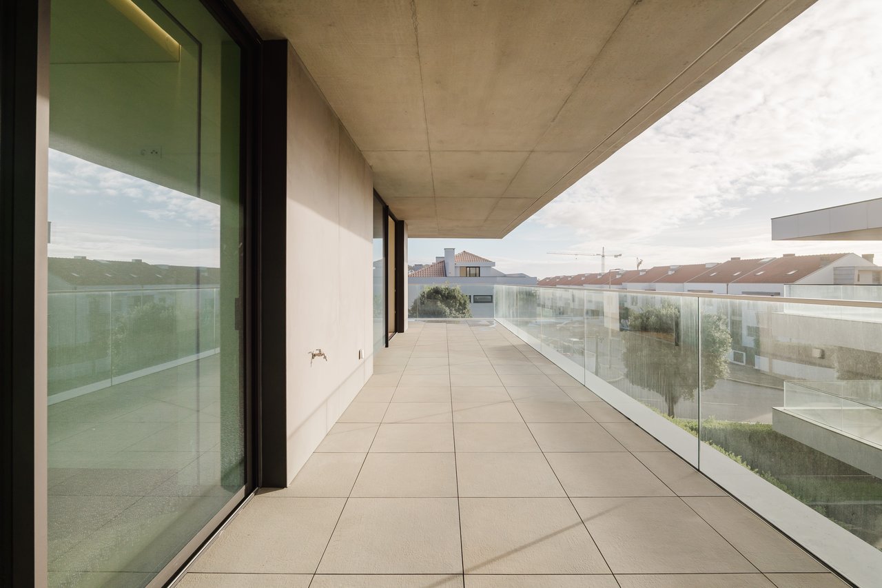 Luxurious 4-Bedroom Sea-View Apartment with Expansive Terrace and Parking in Vila Nova de Gaia