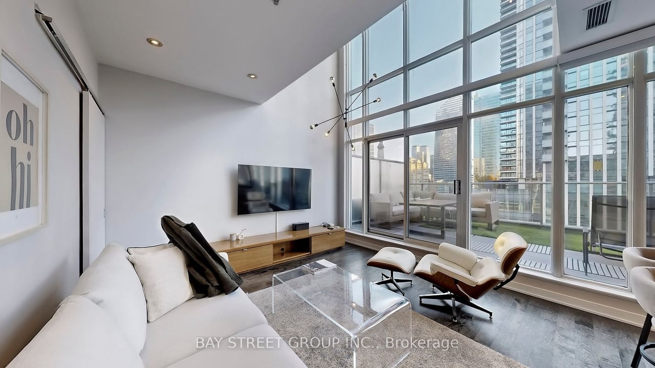 STUNNING SUNNY PENTHOUSE