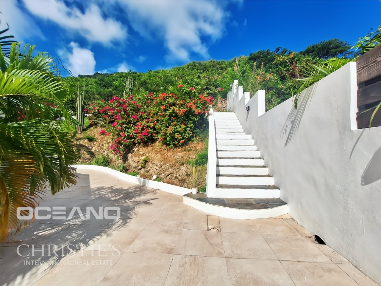 Stunning 4-Bedroom Villa on Spacious Plot - Orient Bay