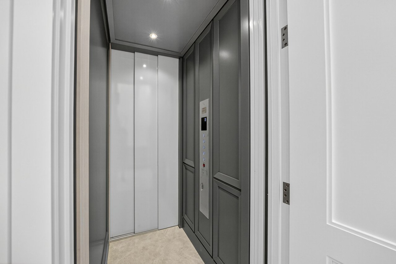 Distinctive Luxury Residence