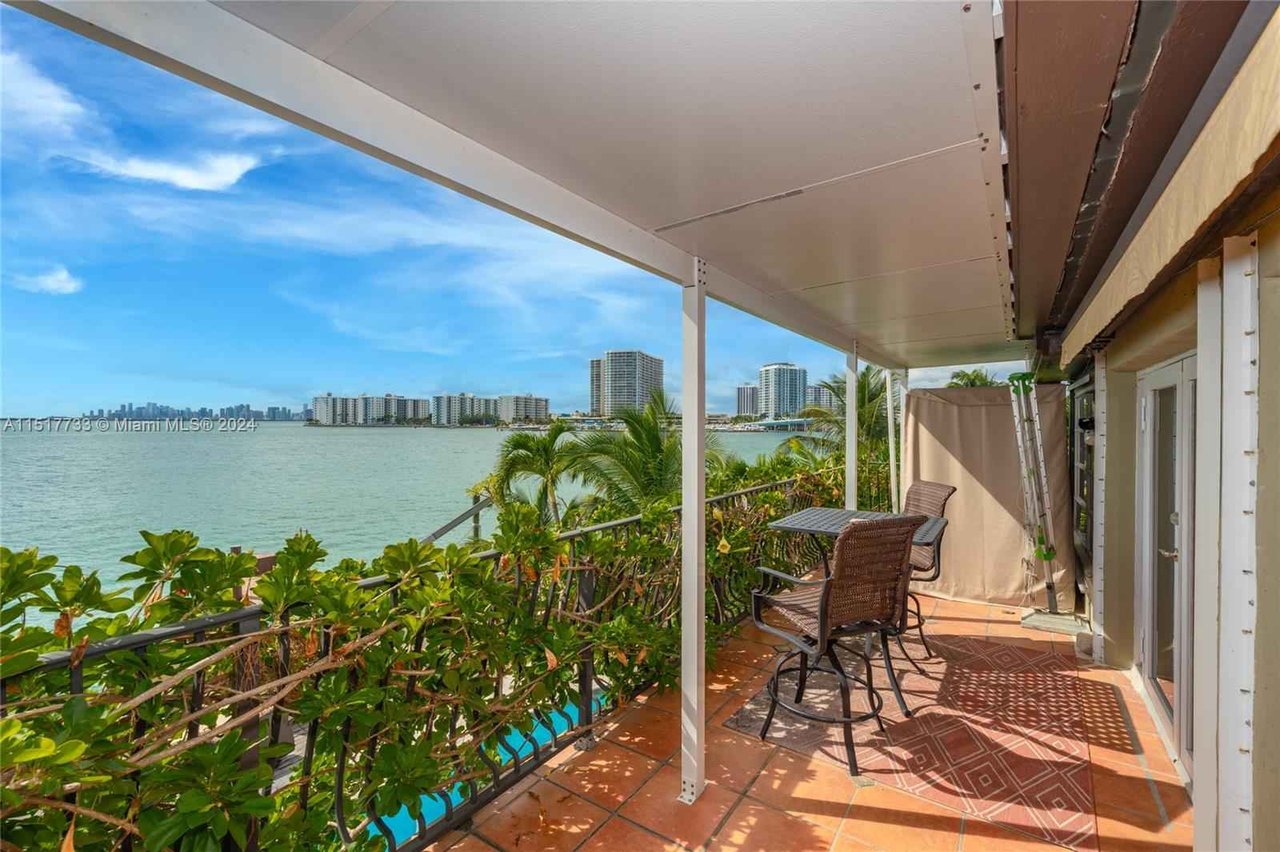 1920 Bay Dr