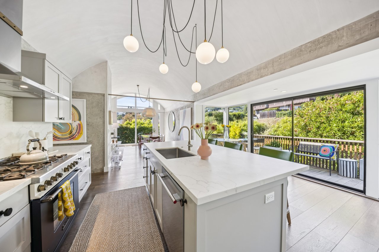 Stylish and Chic Upper Unit