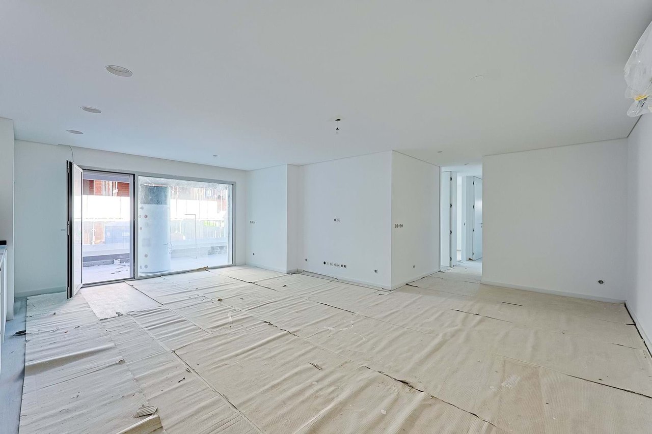 Modern 3-Bedroom Apartment in Camarate, Loures