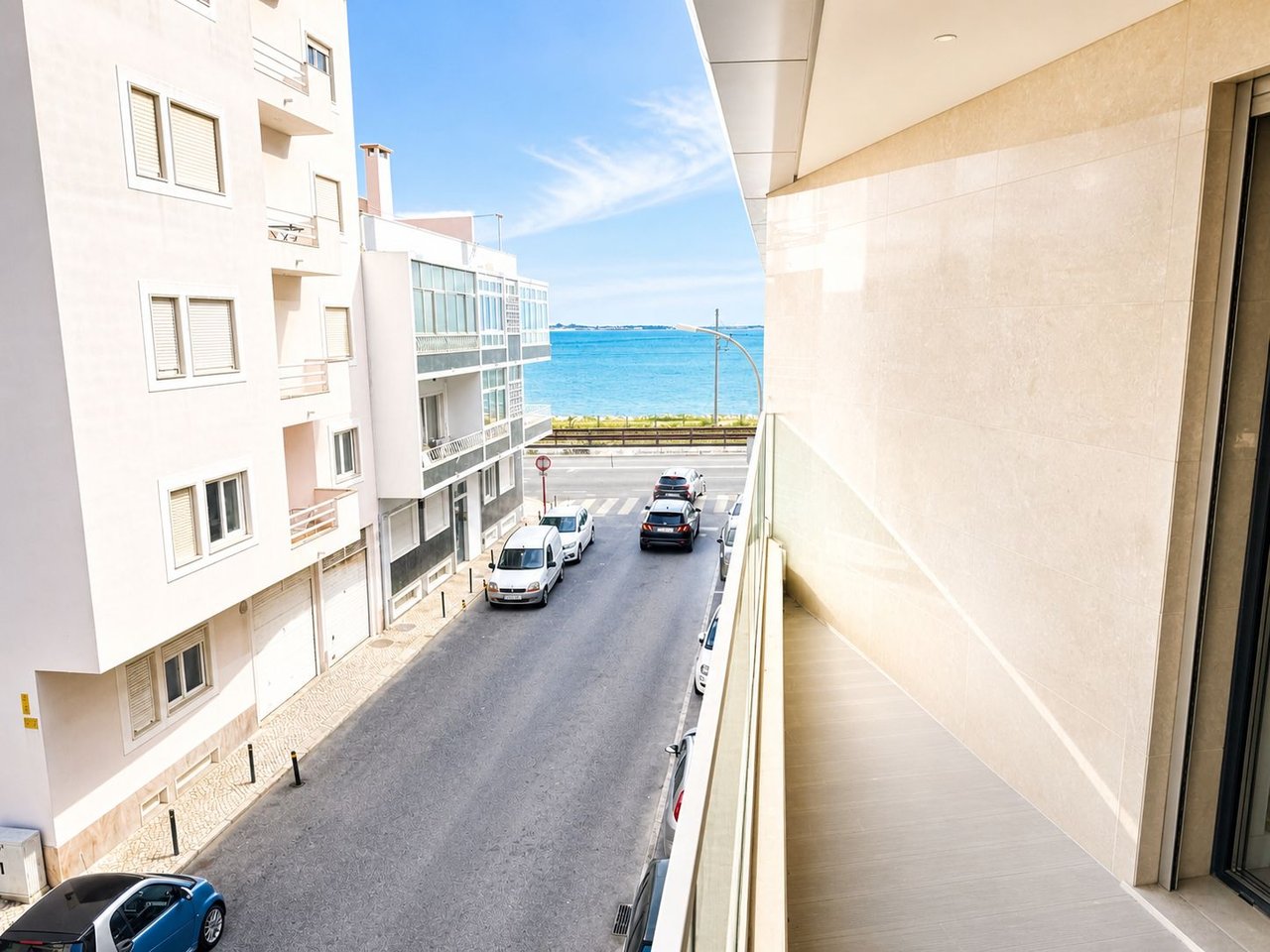 Modern Riverside Living Near Lisbon — Elegant 3-Bedroom Apartment with Tagus River Views