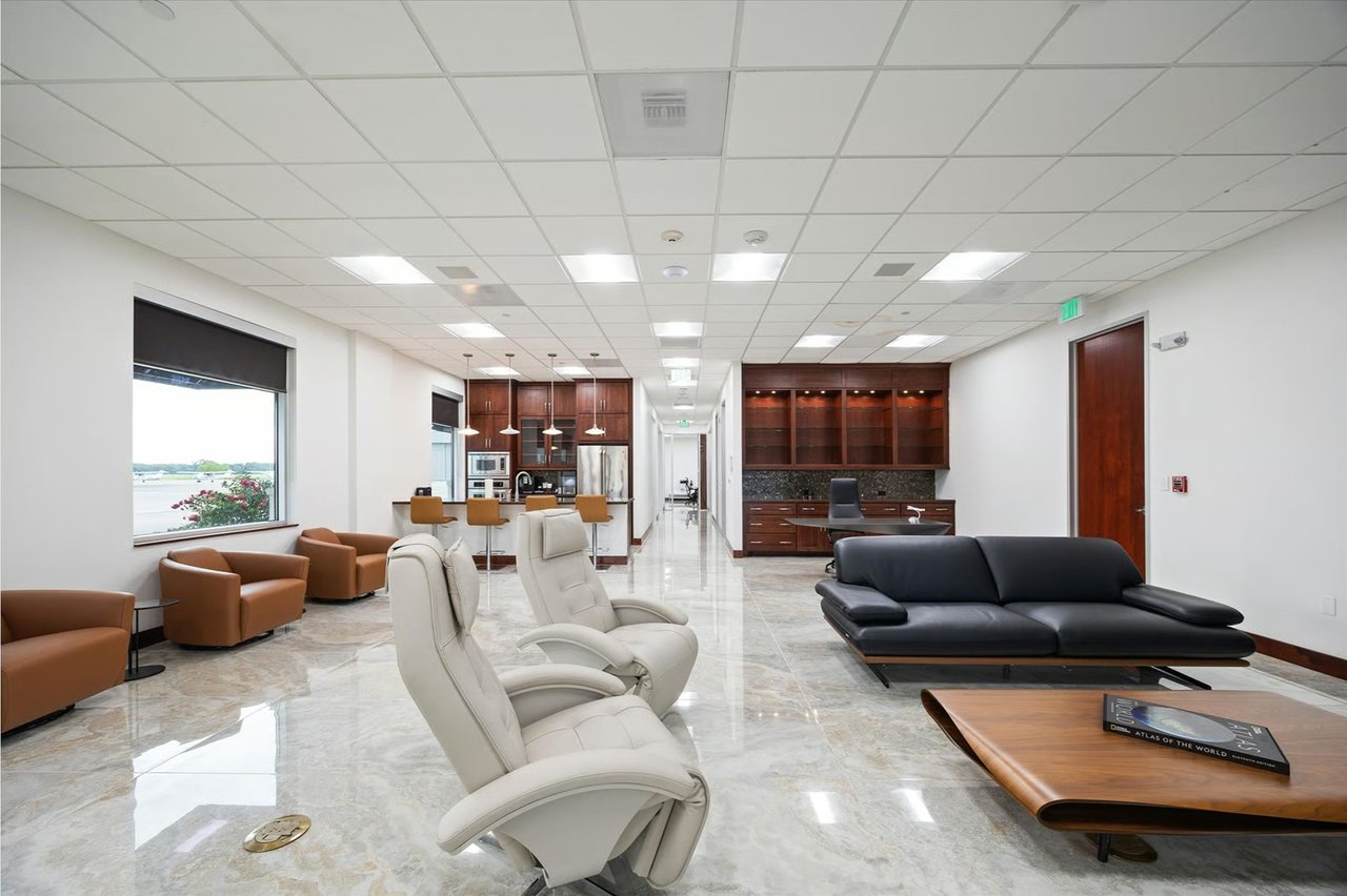 Hangar + Office - Sugar Land Regional Airport (KSGR)