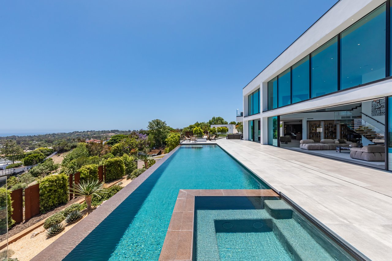 6156 Zumirez Dr