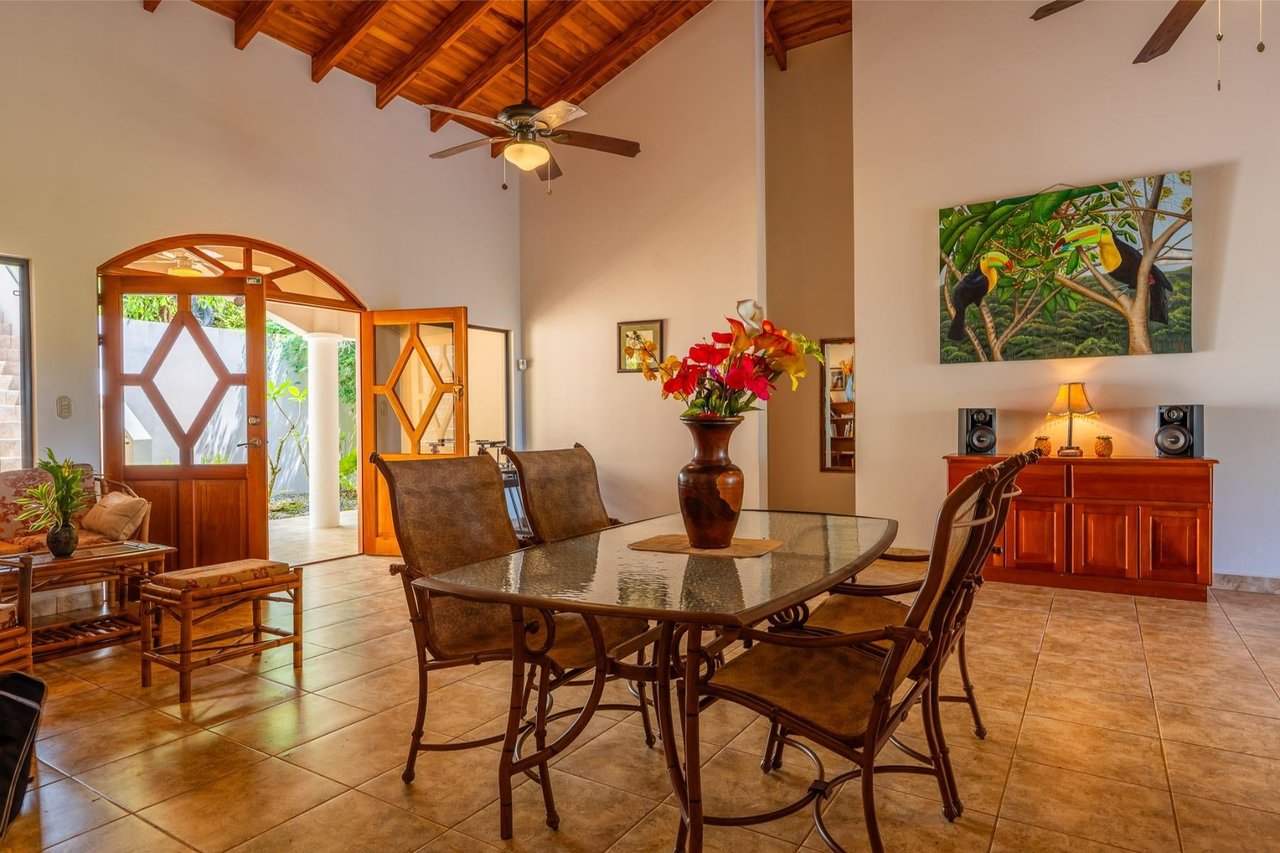 Teak Ceiling Jungle Home, Ojochal, Puntarenas
