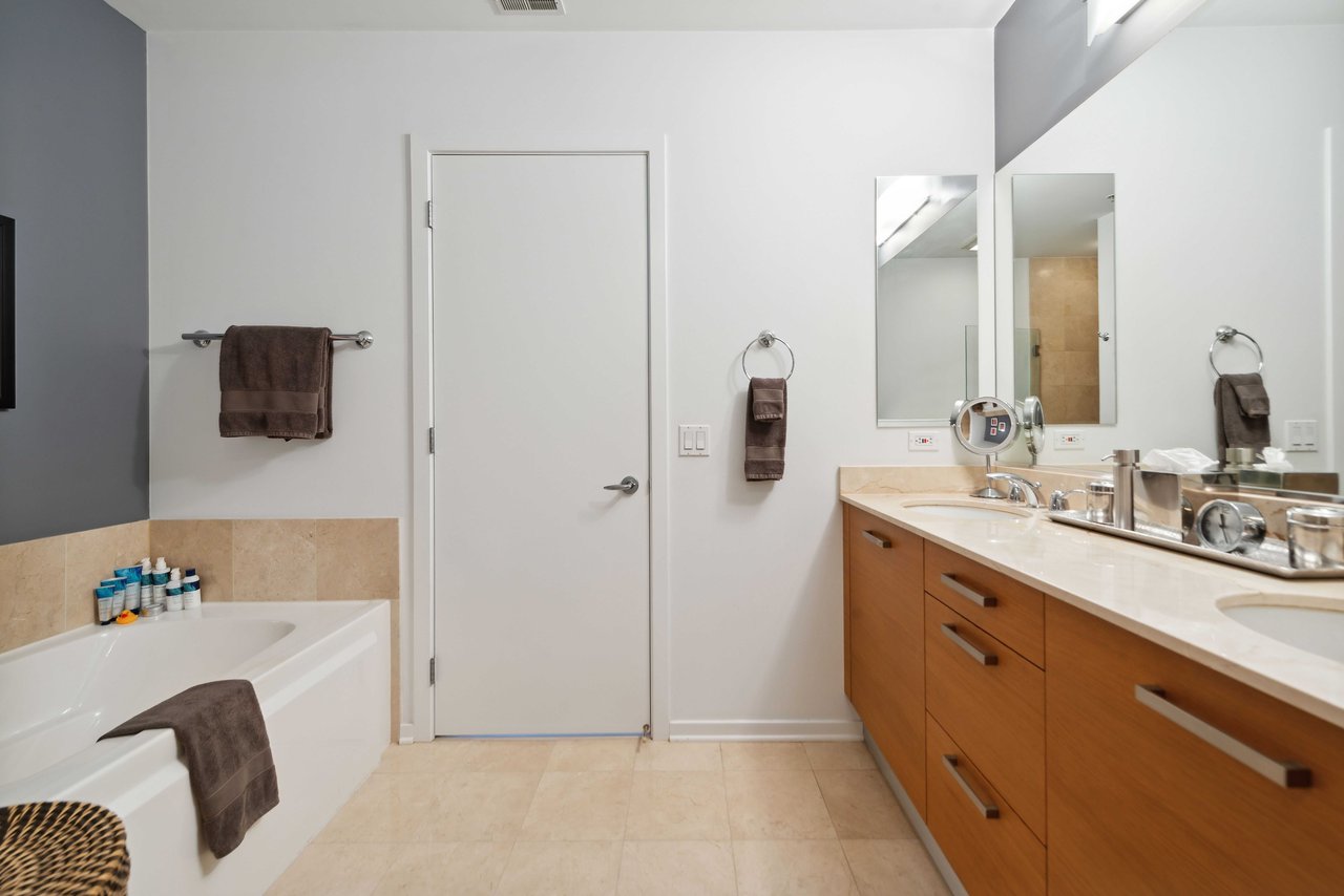 500 W Superior Street Unit: #2201