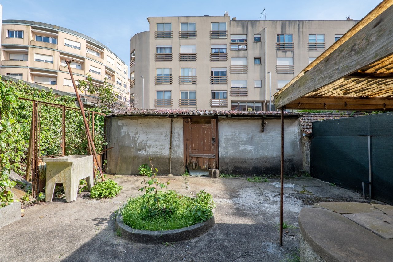 Historic Home for Restoration in Matosinhos, Porto – Prime Coastal Investment Opportunity