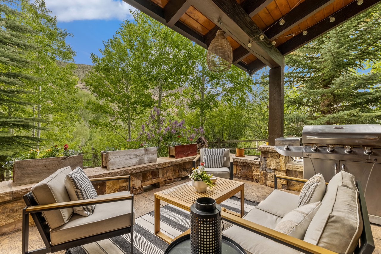 922 June Creek: A Builder's Personal Paradise