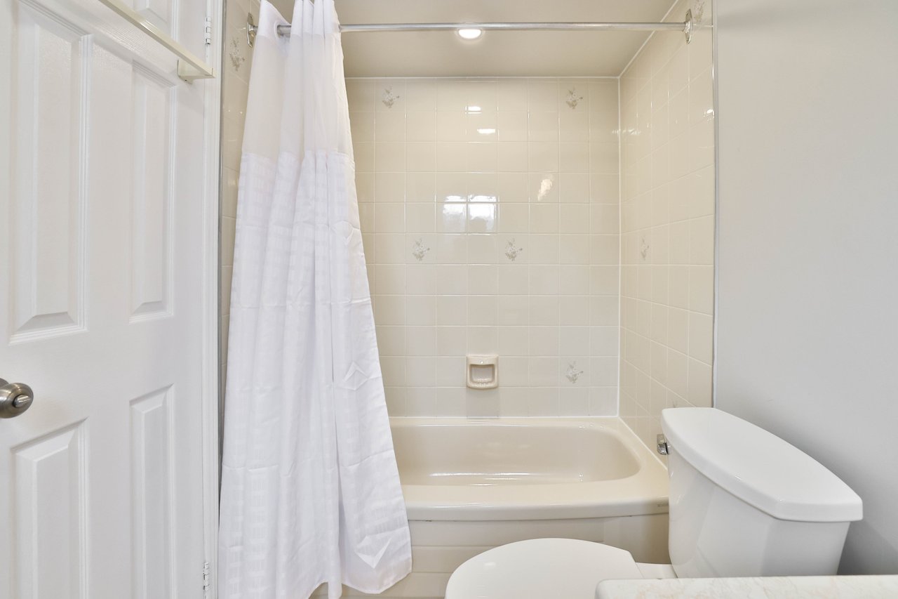 5255 Lakeshore Road 7