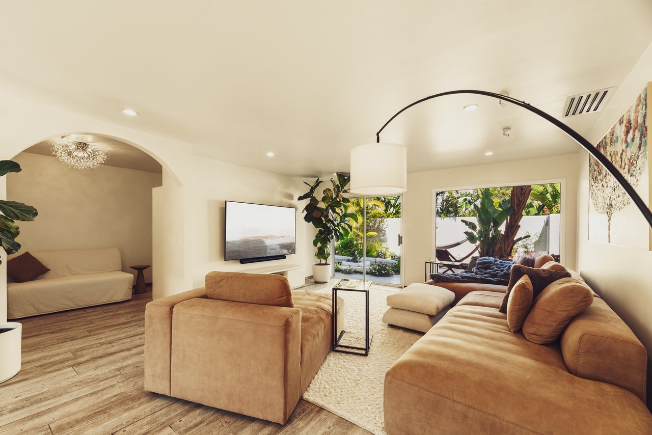 2533 La Condesa Dr, Brentwood