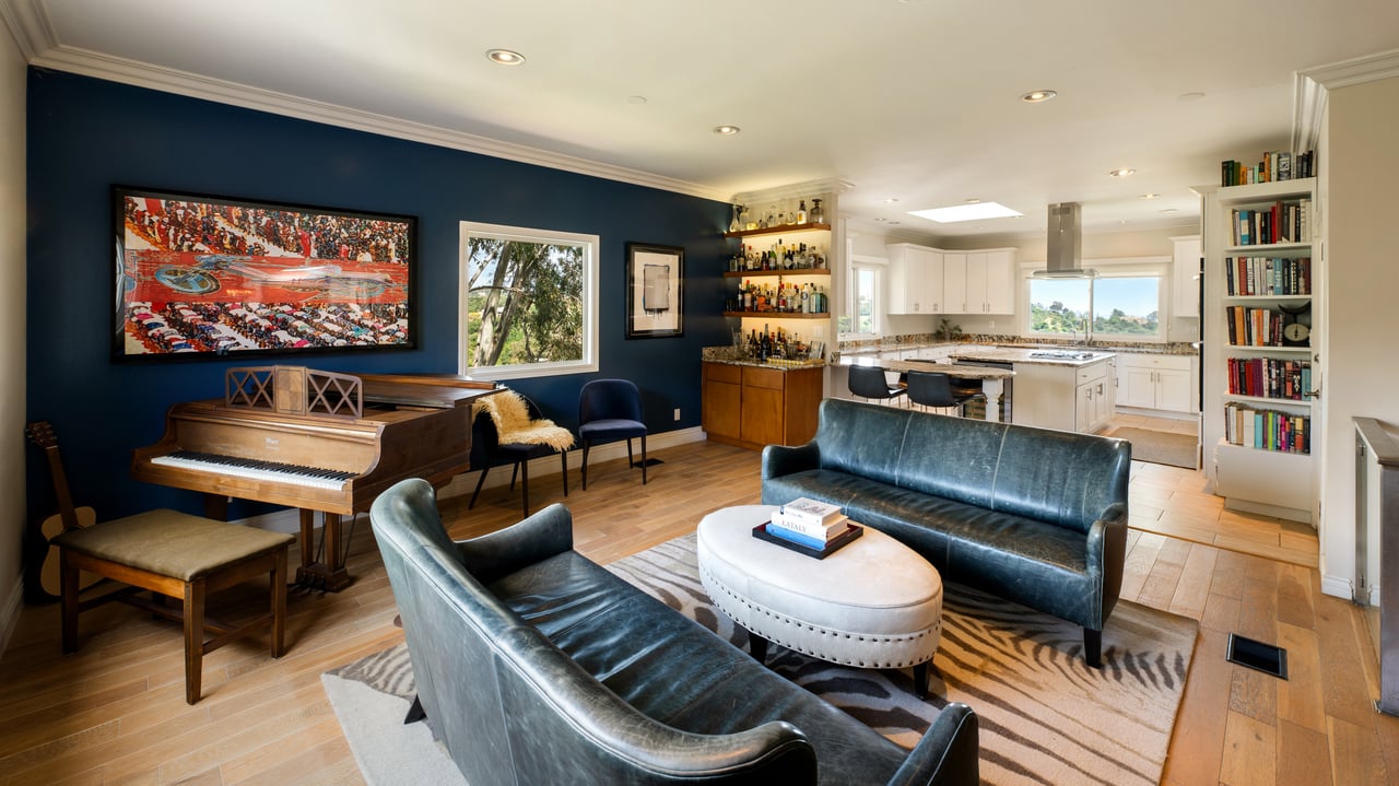 1018 N Tigertail Rd, Brentwood