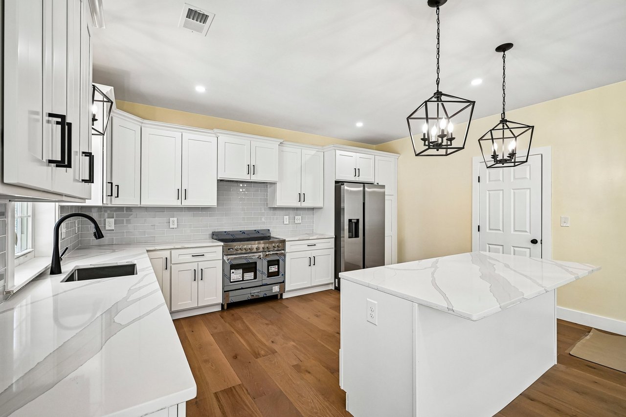 33 Seabiscuit Dr, Plymouth, MA 02360