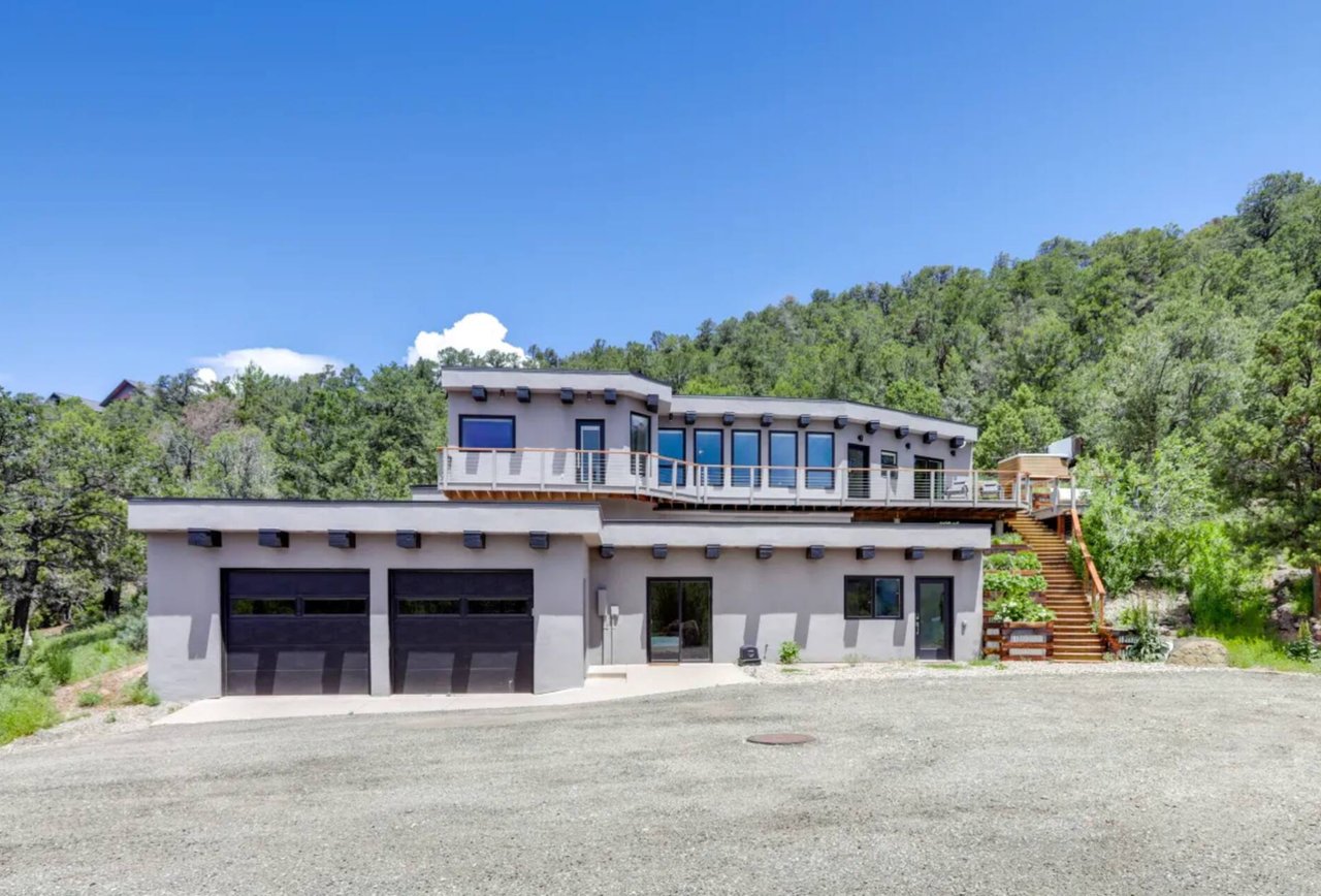Spacious Mountain Retreat Nestled in Nature
