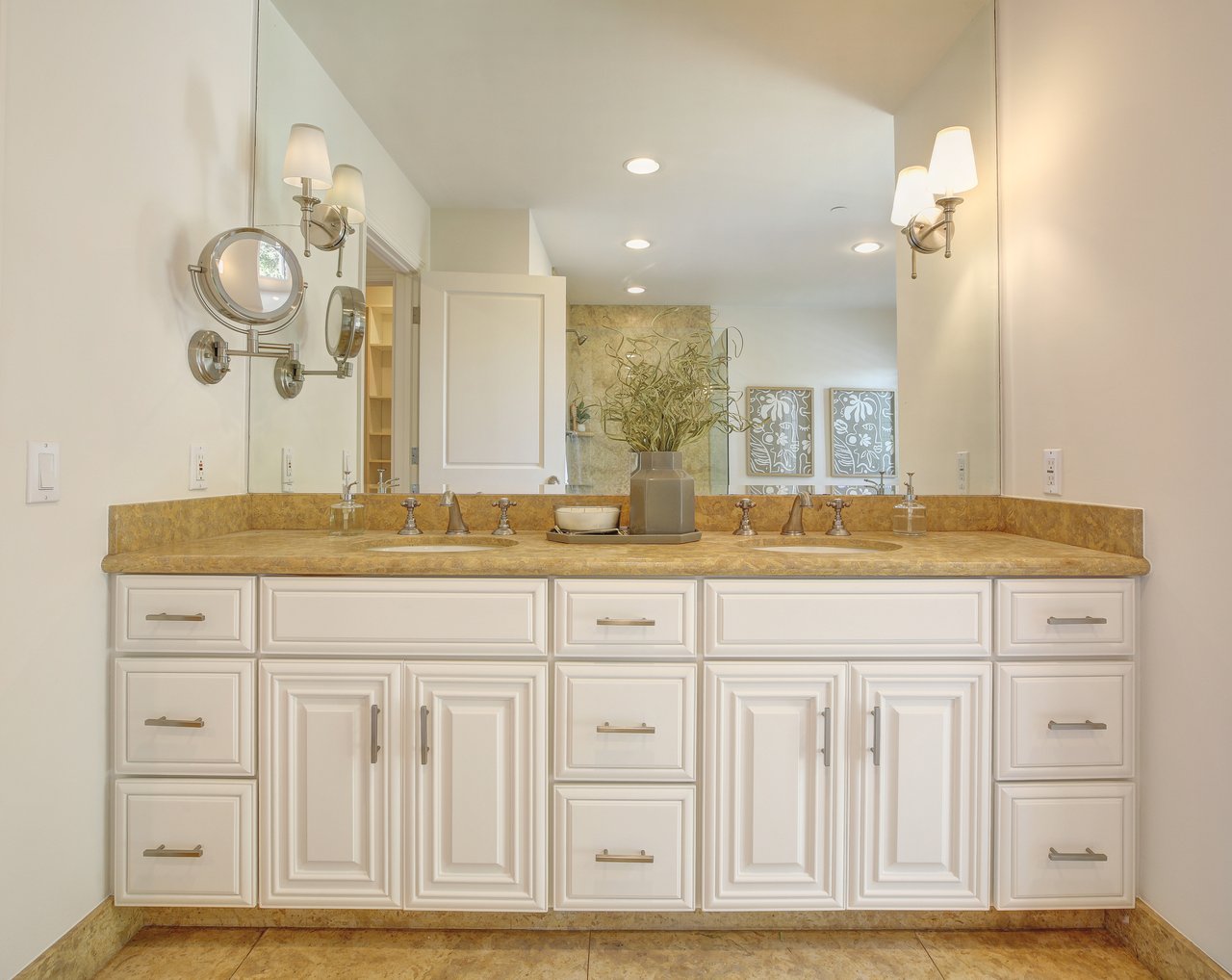 Picturesque and Private View Residence