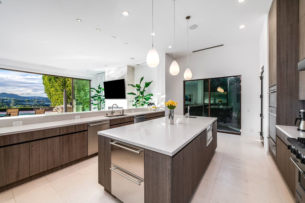 16167 Royal Oak Rd, Encino