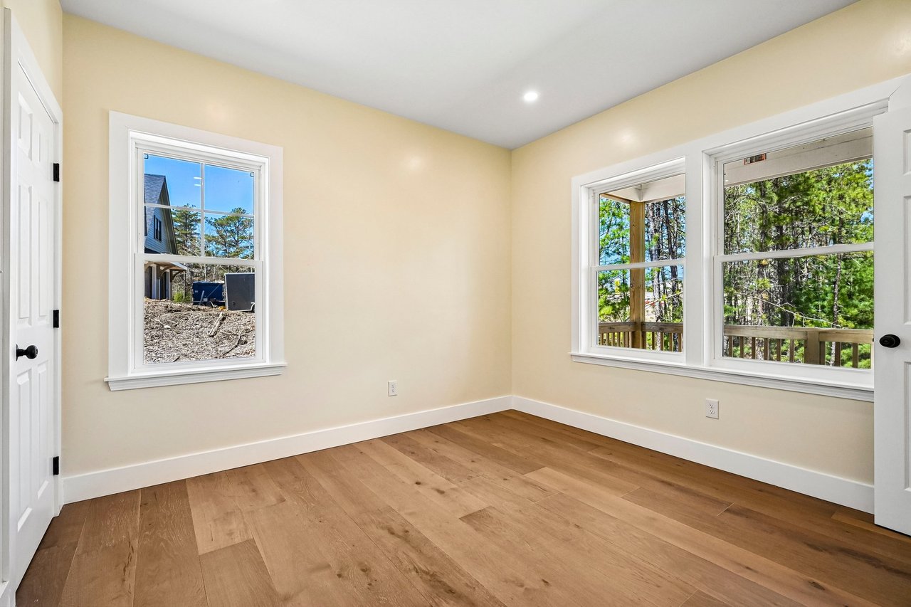 33 Seabiscuit Dr, Plymouth, MA 02360