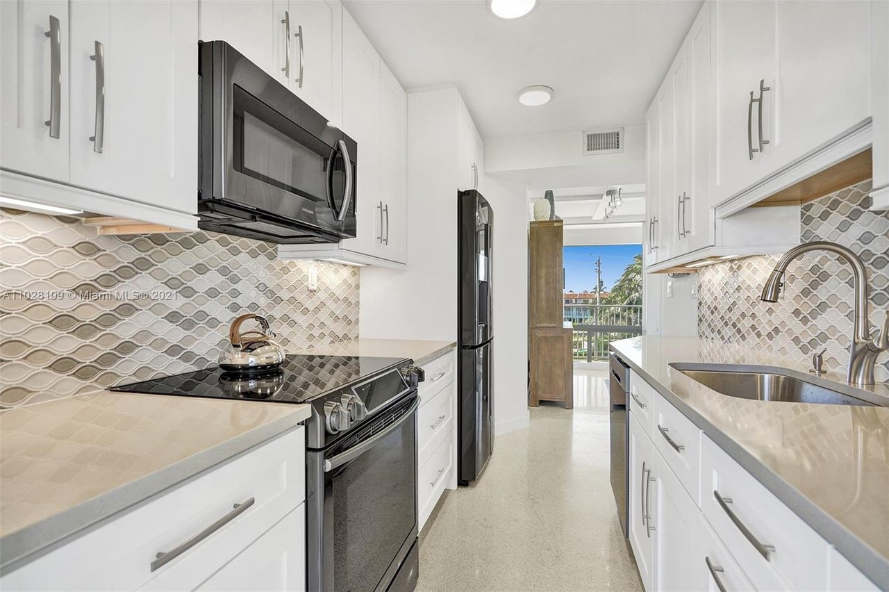 1221 Hillsboro Mile APT 17C