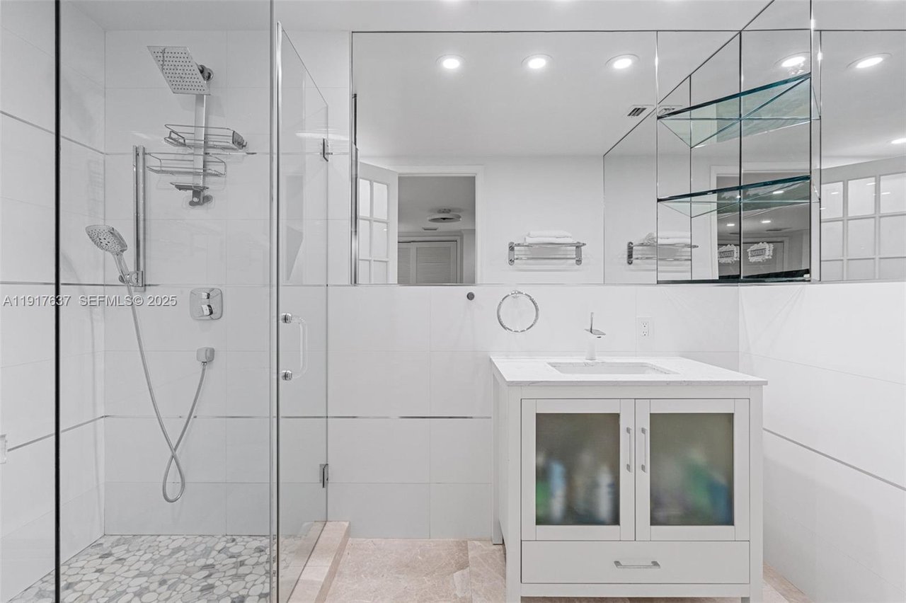 6124-paradise-point-drive-bathroom