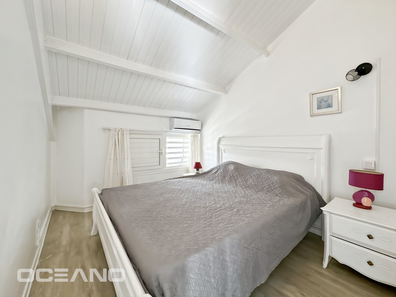 2 bedrooms with a sea view