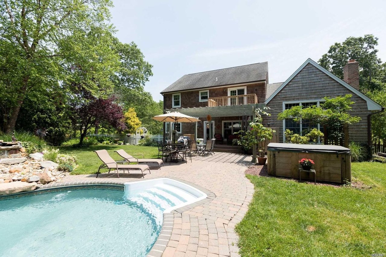 6 Bay Woods Dr