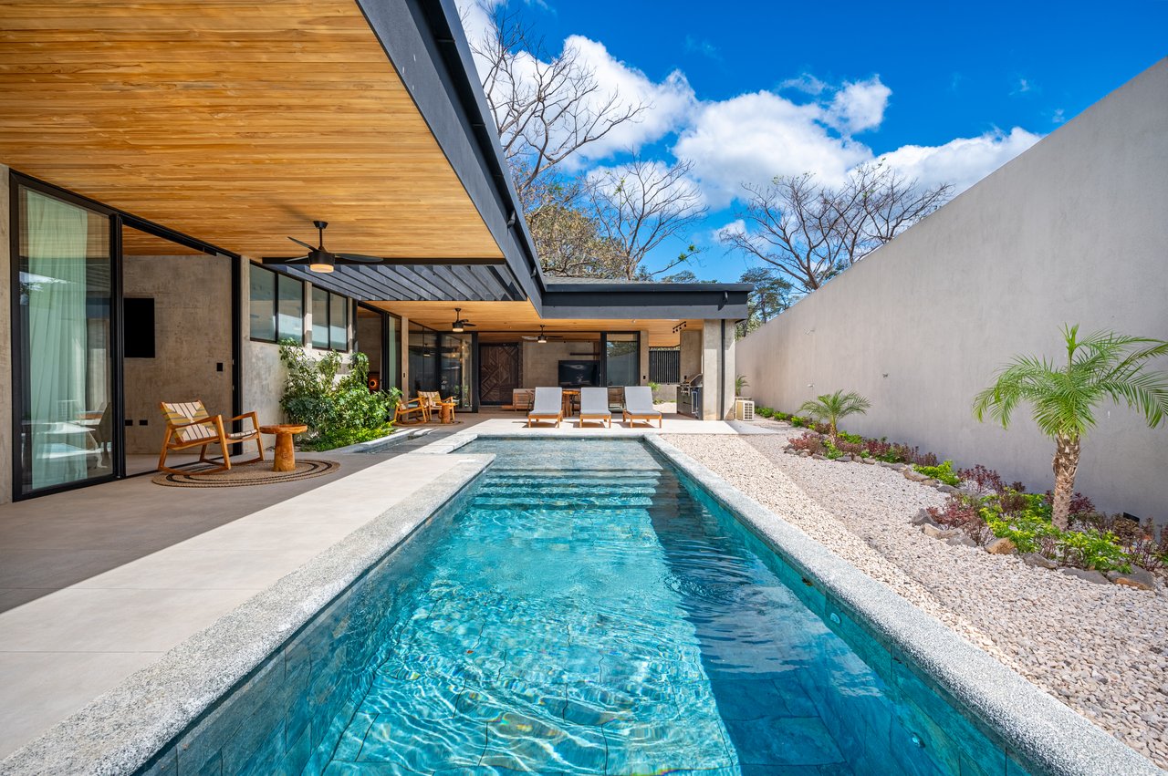 Casa Uchuva | Architectural Harmony of Wood, Stone, and Light