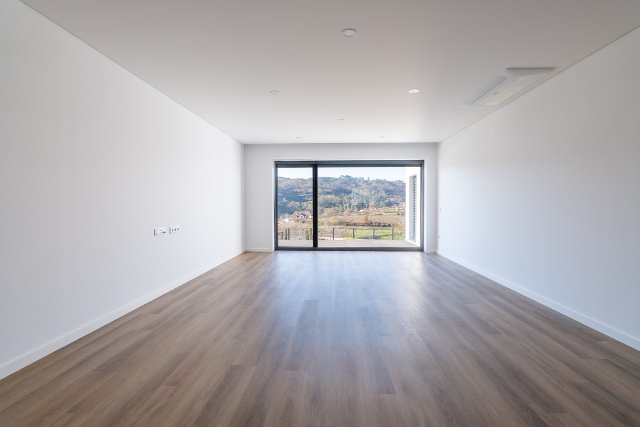  3-Bedroom Villa with Private Garage and Expansive Living Area