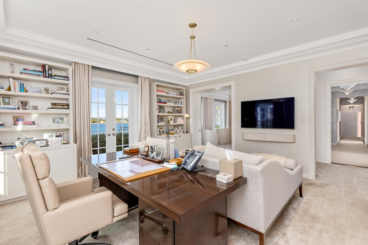 Georgian Waterfront Mansion on Everglades Island