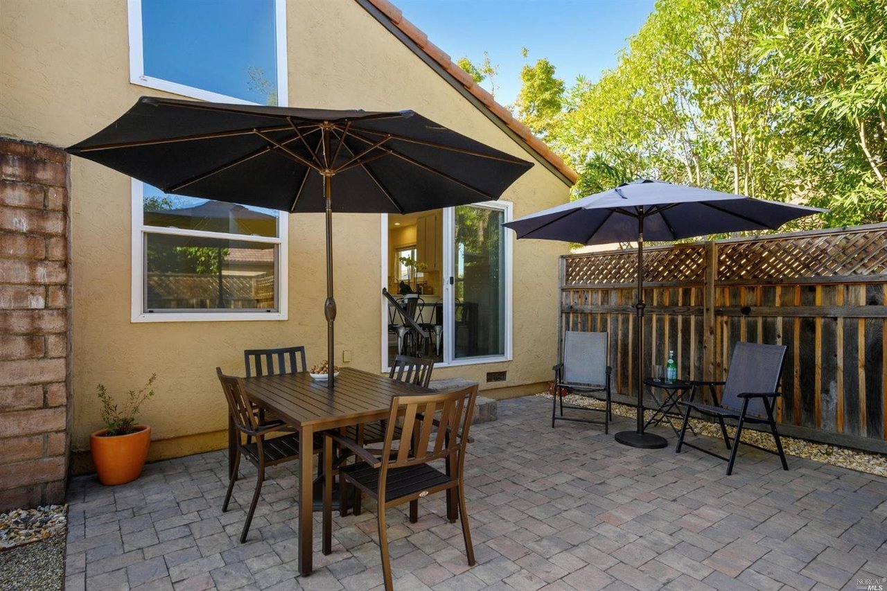 Turn-key, Well-Maintained Corner Unit Townhome With Pool Near Sonoma Plaza