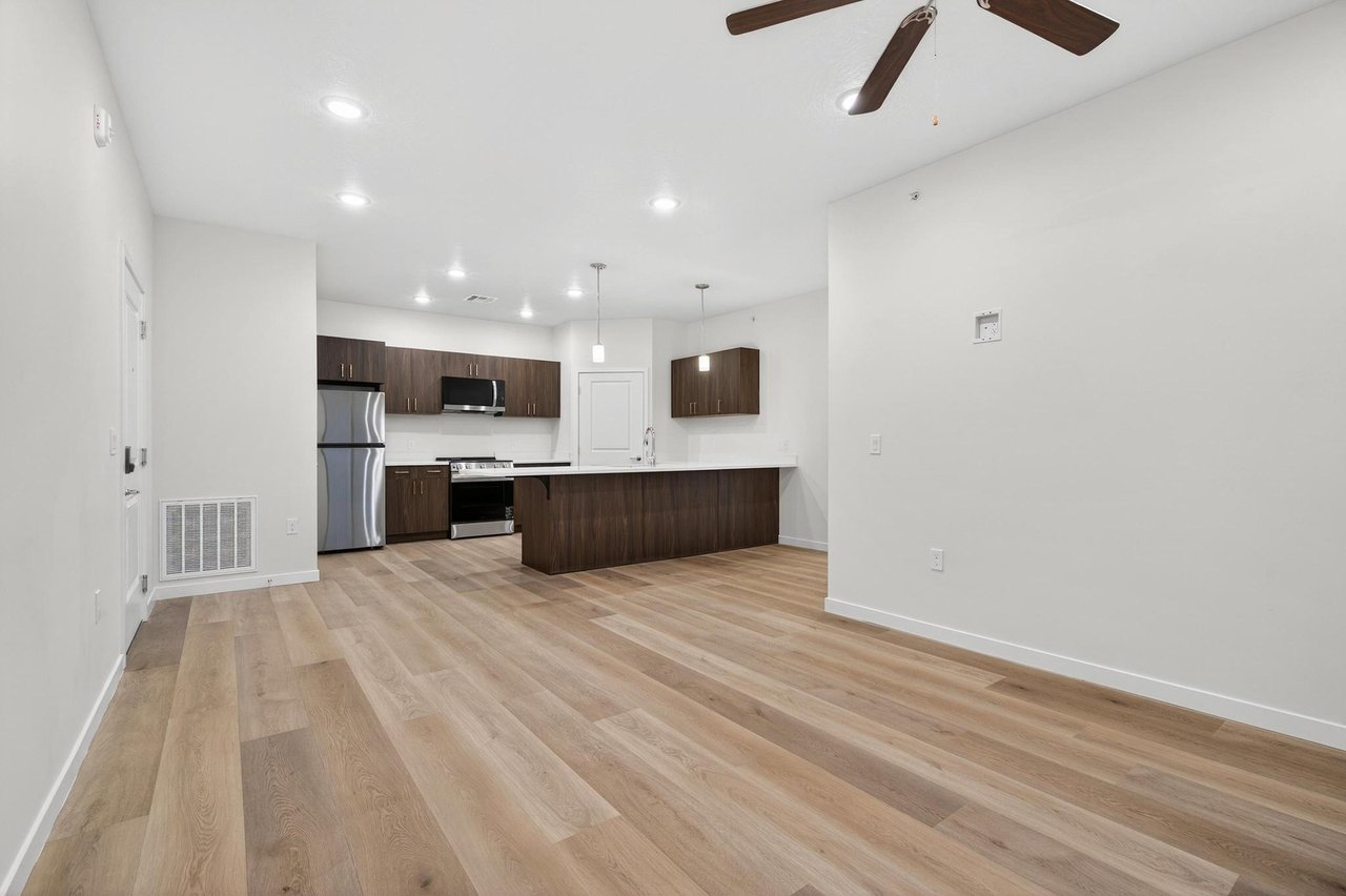 983 W State St C-203