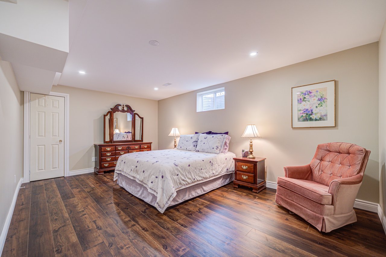 1296 Mapleridge Cres