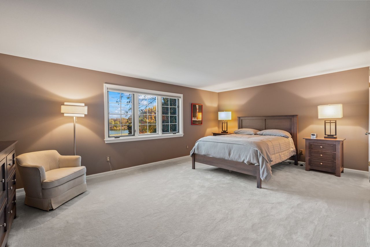 2611 W Lake Vista Ct