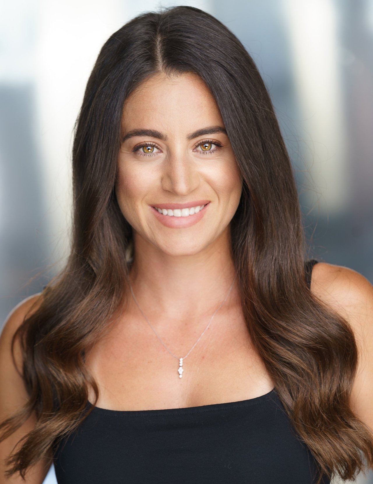 Amber Rueda Los Angeles, CA Real Estate Agent Headshot