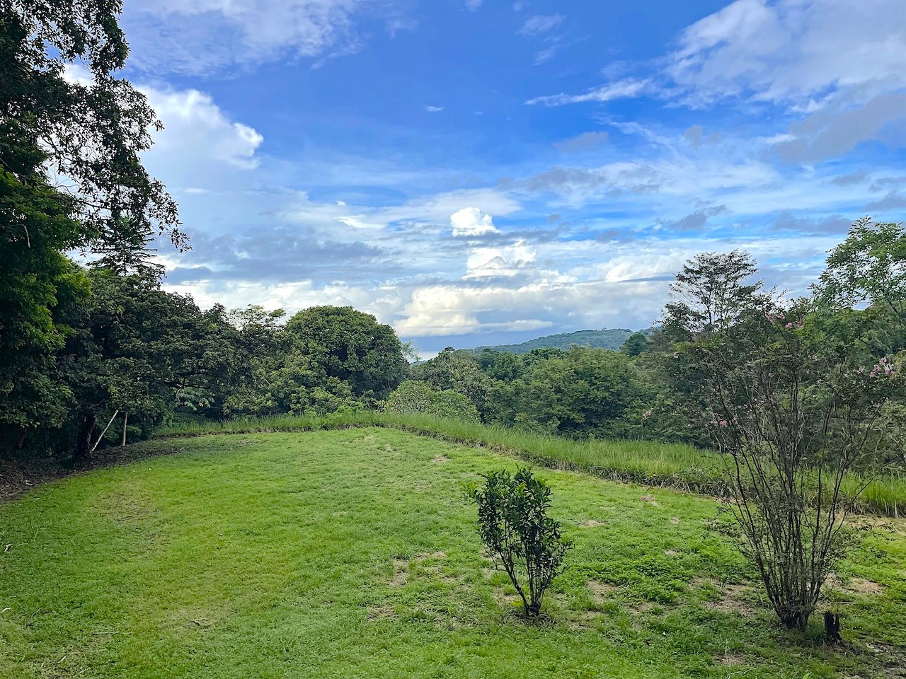 SPECTACULAR MOUNTAIN AND PARTIAL OCEAN VIEW PROPERTY