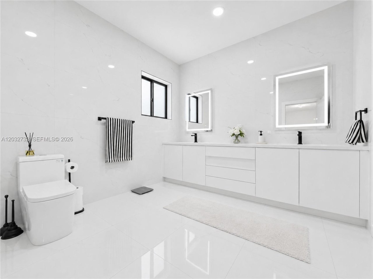 15490-sw-18-lane-miami-fl-pool-home-sold-bathroom