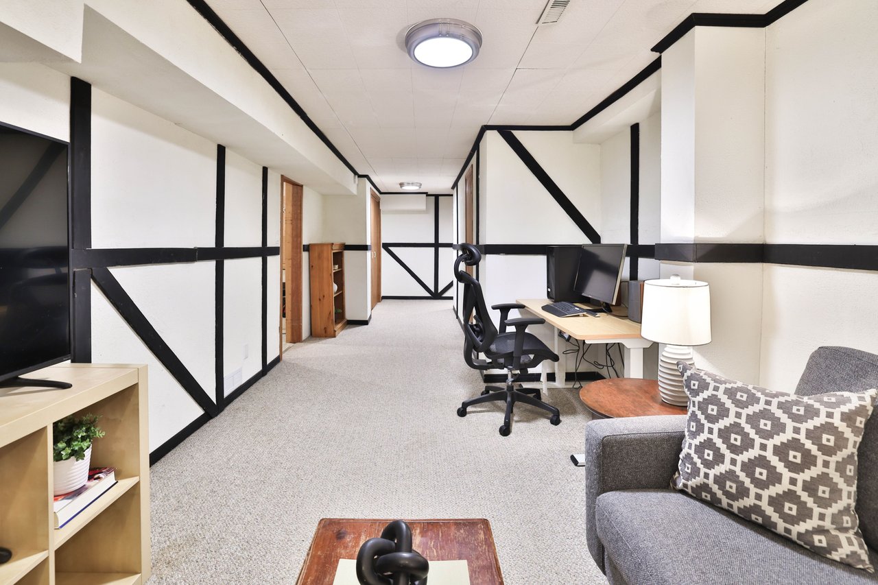 5255 Lakeshore Road 7