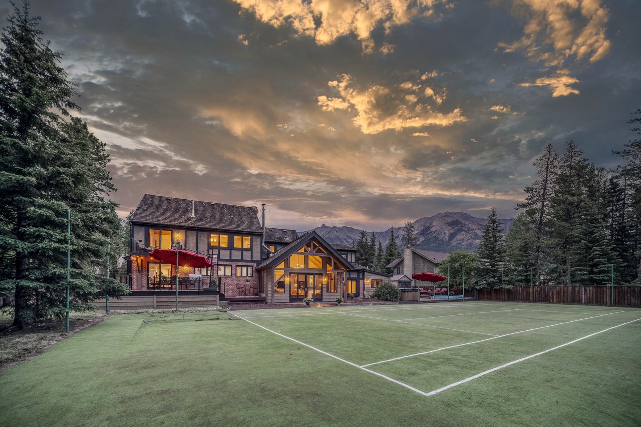 Private Mountain Retreat on Nearly Half an Acre