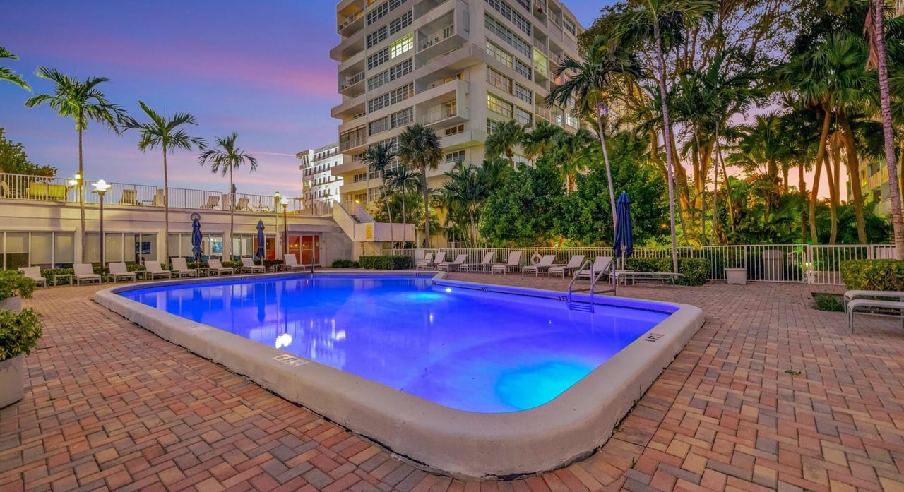 Pool deck at twilight at a Fort Lauderdale condo building where Michael Miguel Gómez sold a unit