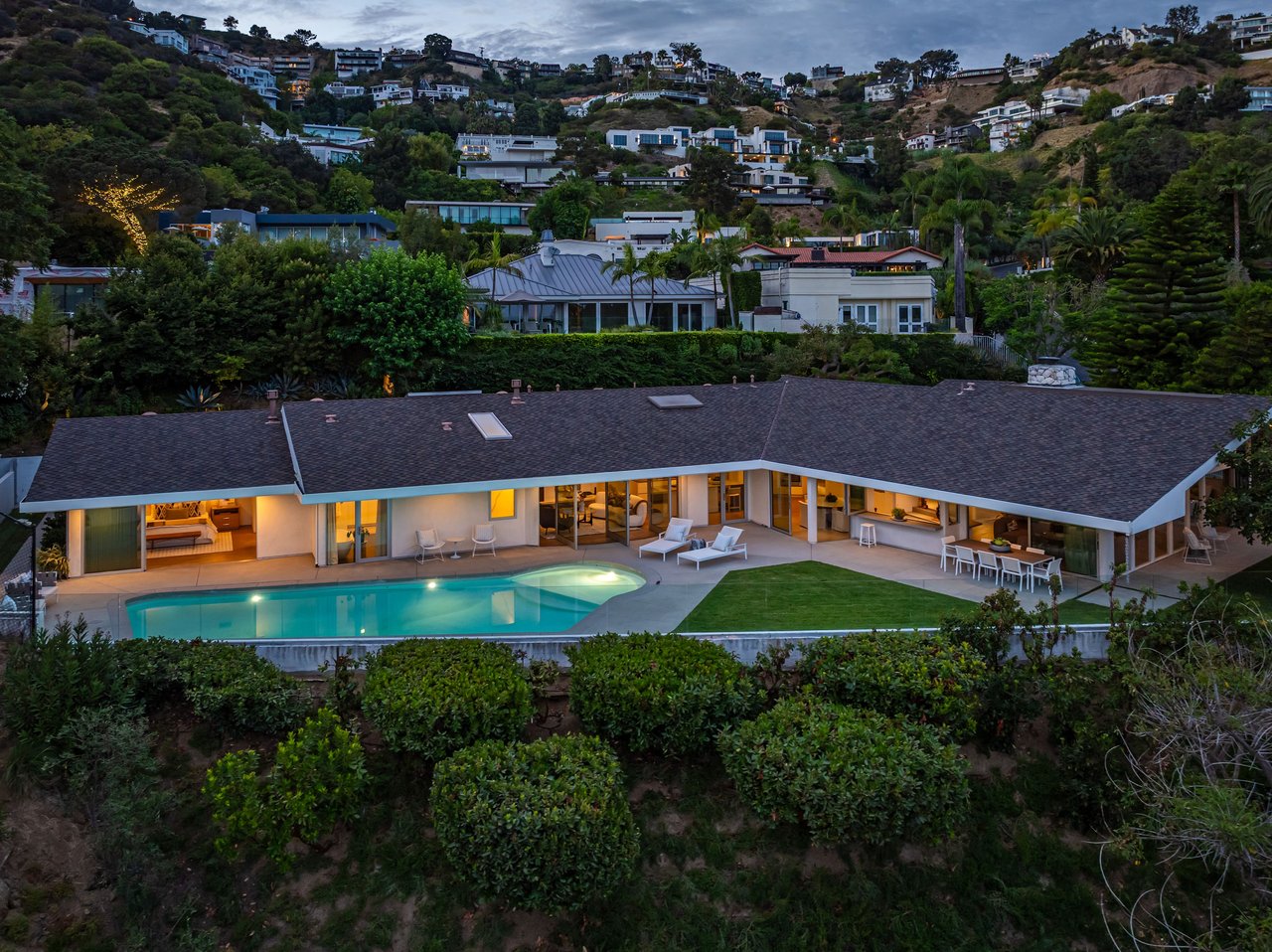 1667 Rising Glen Rd