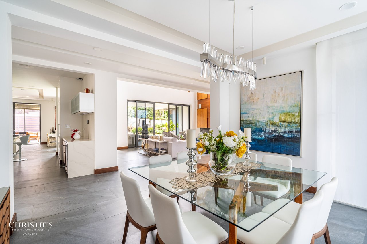 Modern Elegance with Panoramic Views – Exclusive Las Gemas Residence