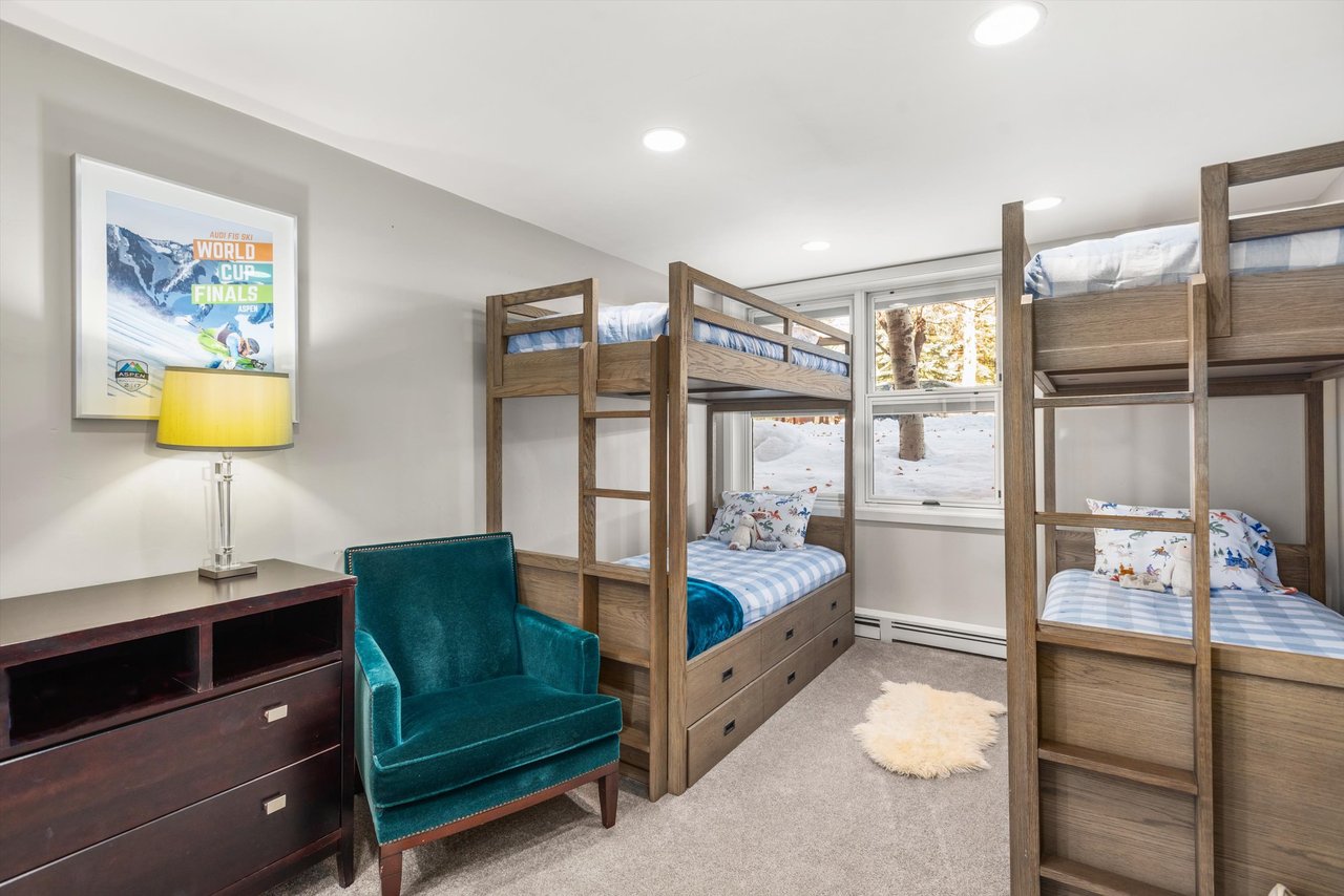 Aspen Core Luxury: Walk to the Gondola from this Spacious Townhome