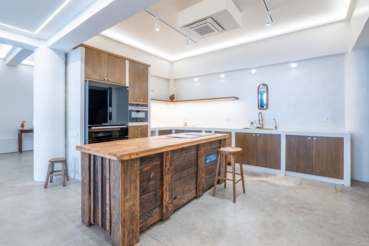 Versatile Loft-Style Living + Office Space in Porto’s Vibrant Art District