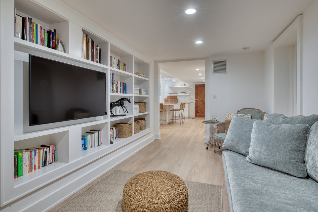 30 Springwood Way, East Hampton