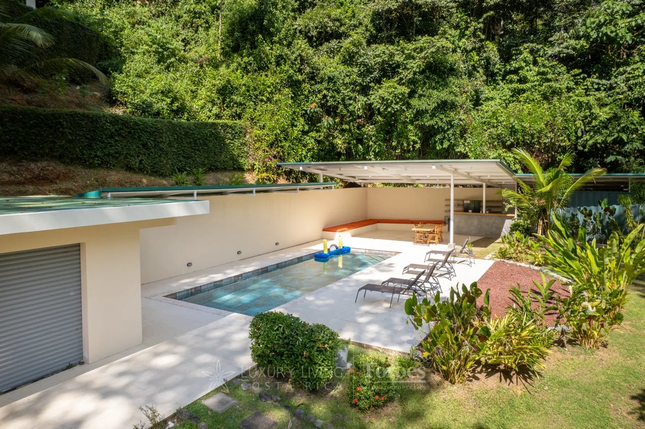 20391 - Property near the beach with hotel or private home potential