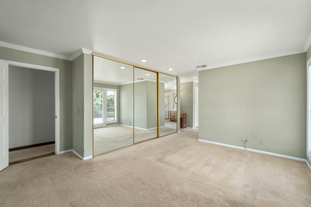 37797 Calle De Lobo