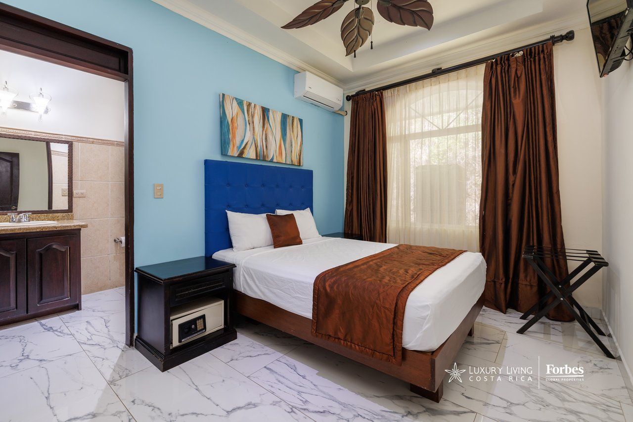 21455 - Remodeled Residence, 10 bedrooms, Near Marina Los Sueños with Views