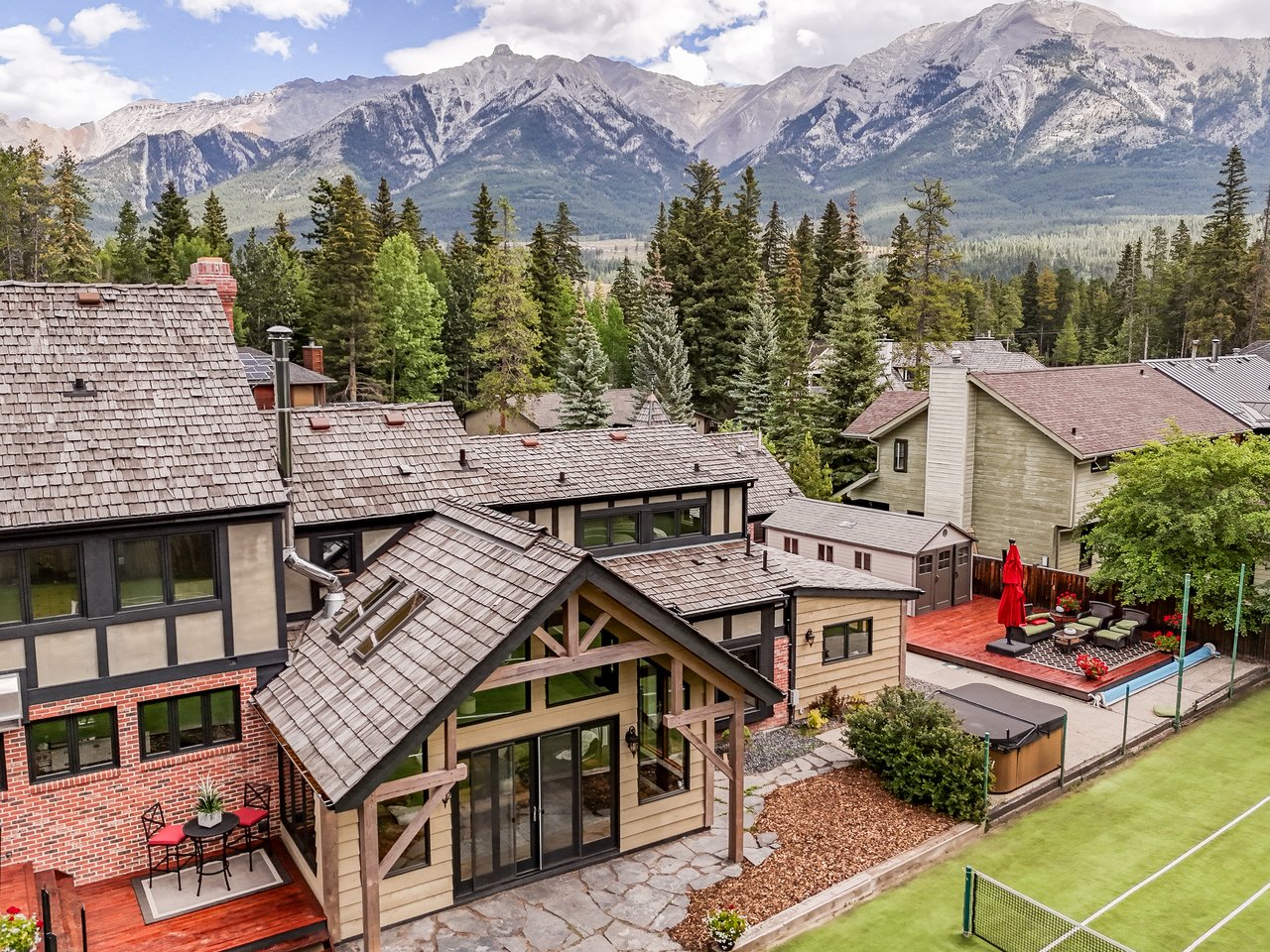 Private Mountain Retreat on Nearly Half an Acre