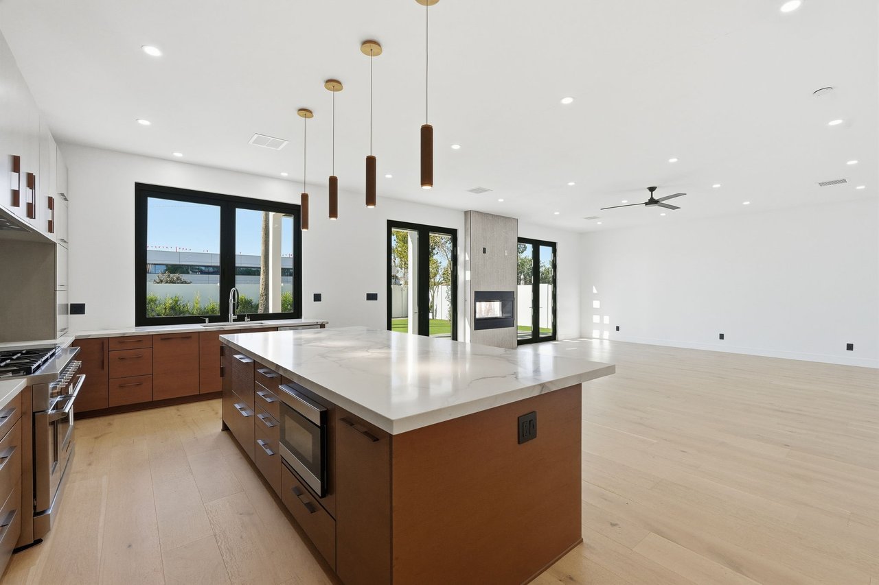 3106 N VALENCIA Lane