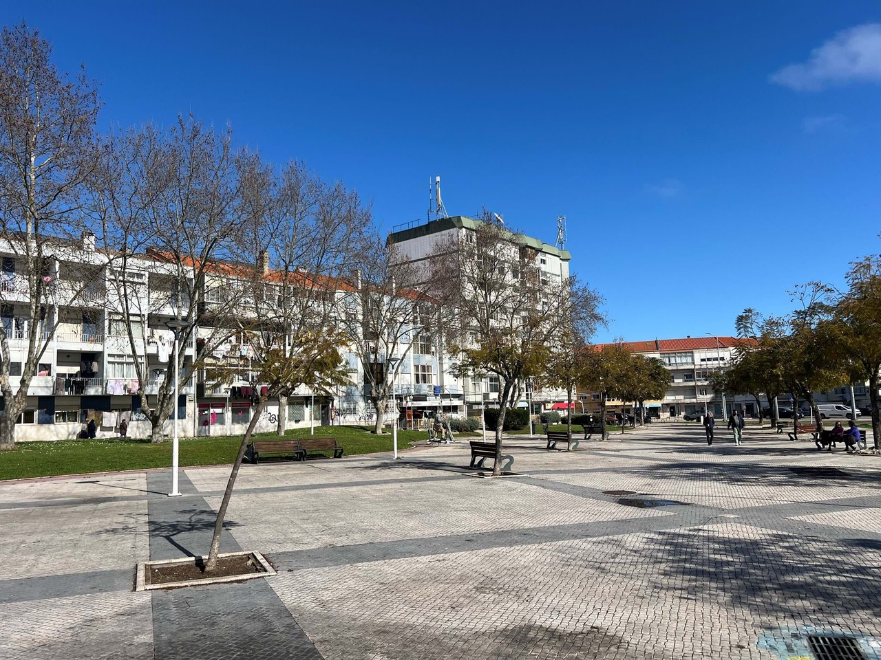 Prime Commercial Space Near Lisbon – Tenant in Place – 5% Annual Return